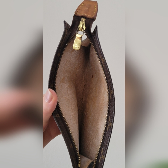 Louis Vuitton  Monogram Pouch With Box - Picture 13 of 13